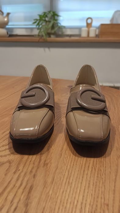 Damskie mokastny buty khaki beżowy lakierowane