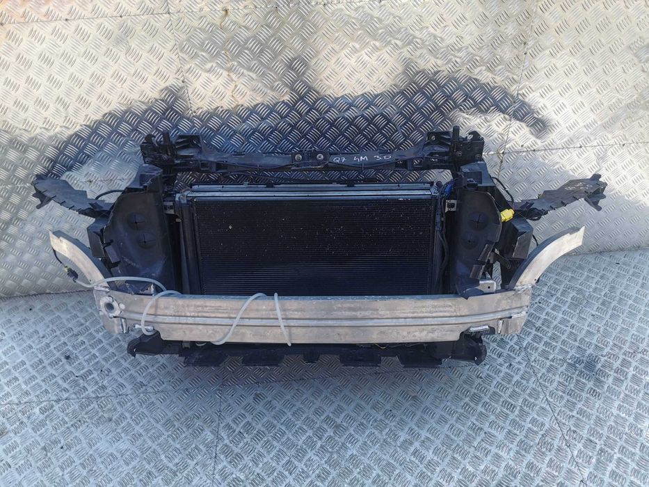 AUDI Q7 4M  Передня панель телевізор