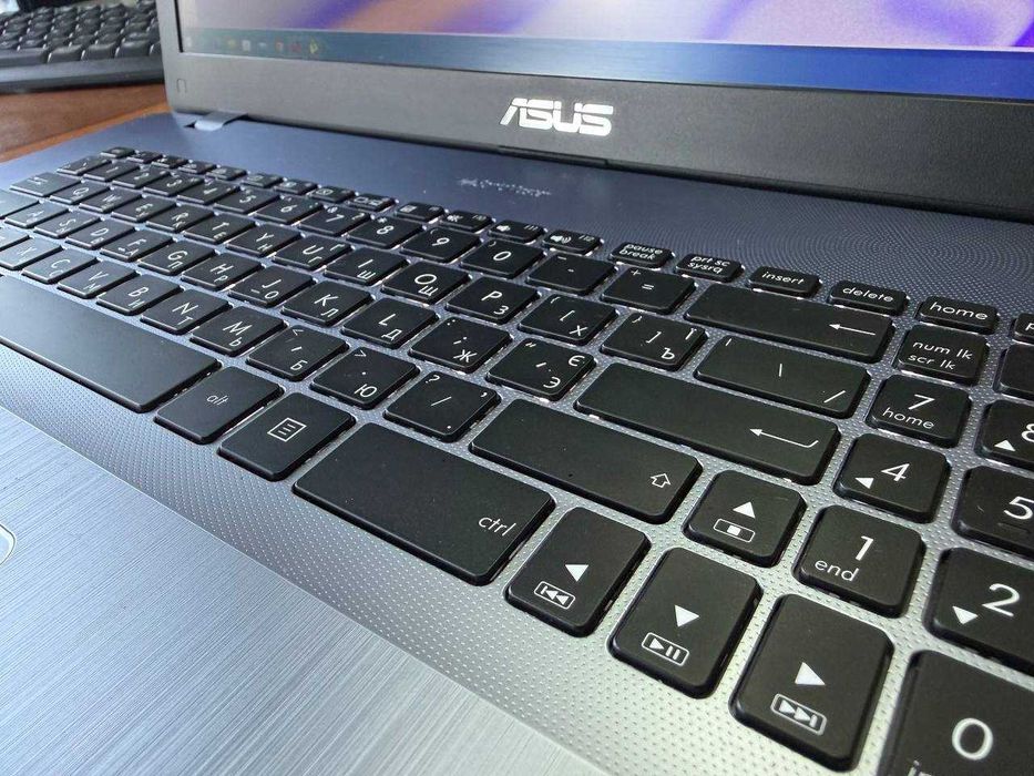 ASUS VivoBook 17 X705u