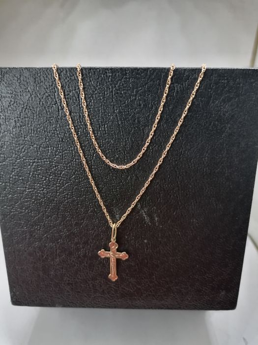 Золотая цепочка с крестиком