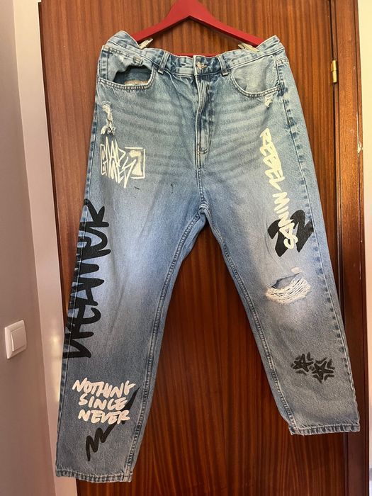 calças de ganga com marcas de uso
