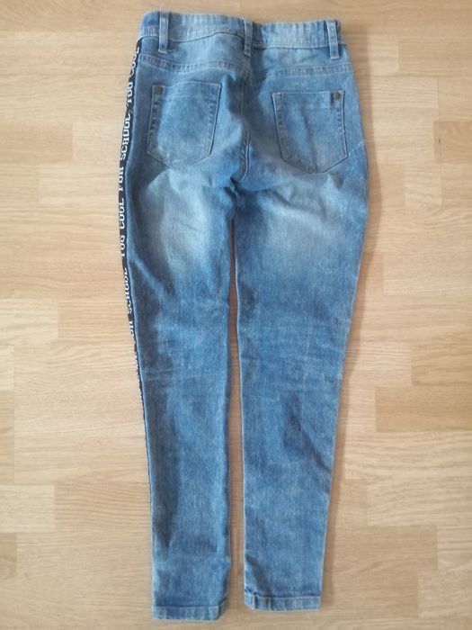 Spodnie jeans 146