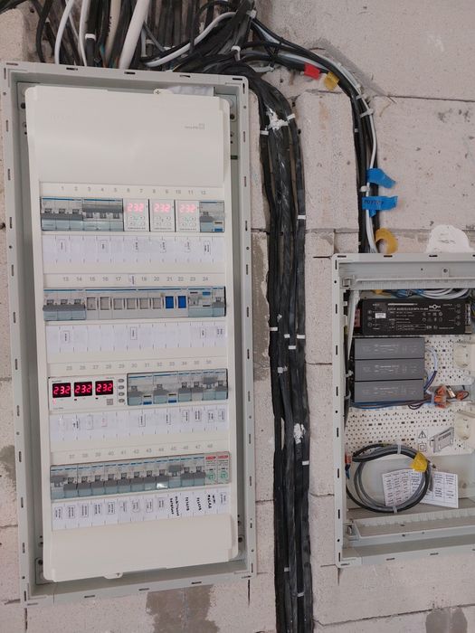 Електрик , Електро-монтажні роботи.