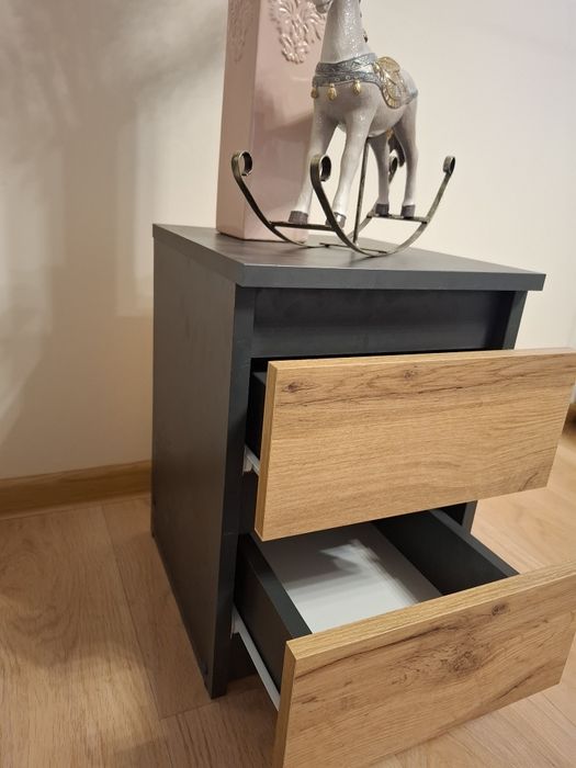 Mała szafeczka z dwoma szufladkami