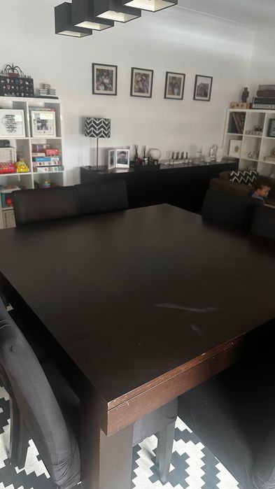 Mesa extensível castanha escura Interdesign  com 8 cadeiras cremes de pele pêssego.