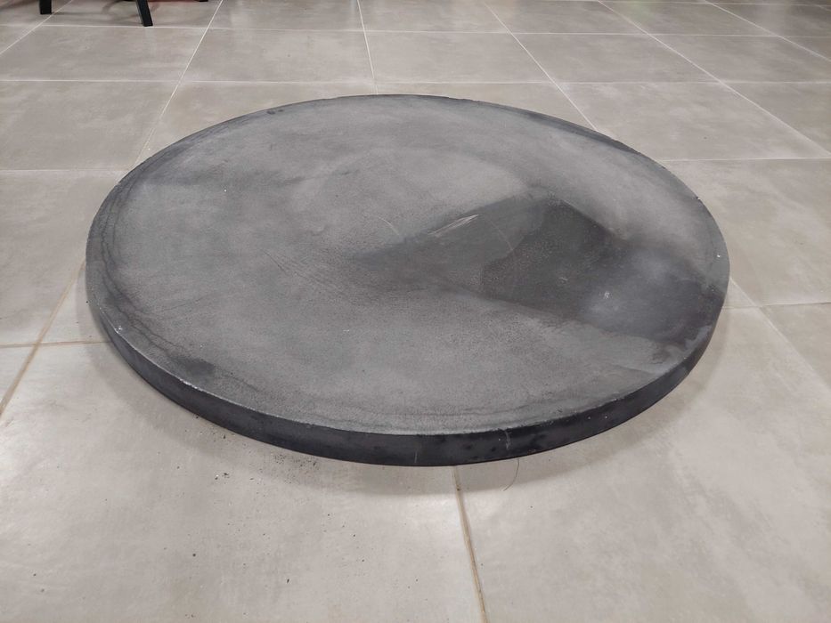 Tampo mesa em betão com 90cm de diâmetro.