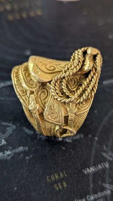 Pierścień w złotym kolorze Siodło