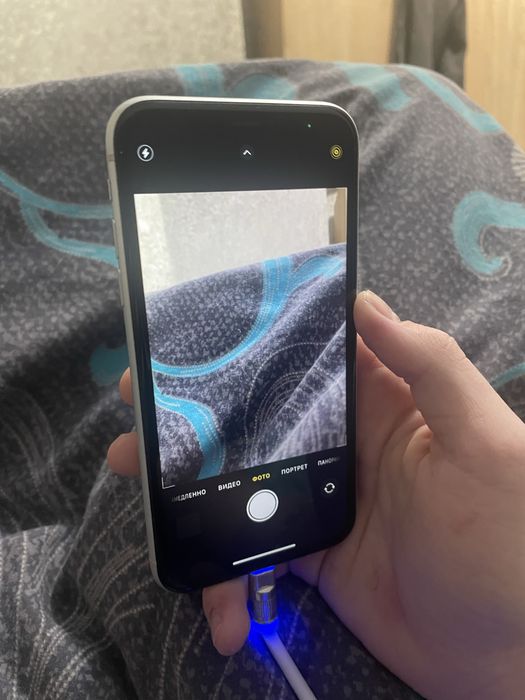 Подаю Айфон хр в не плохом состоянии поменчть толтео заднюю крышку