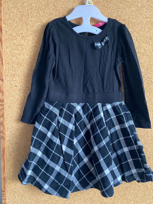 czarna sukienka w kratkę r.104
