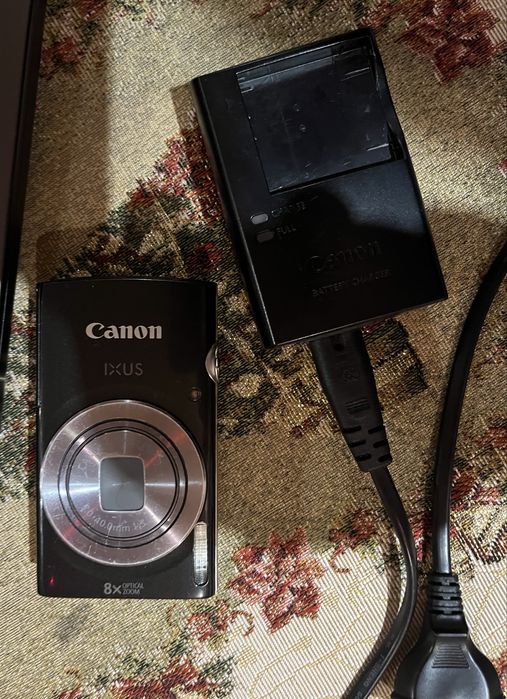 Цифровий фотоапарат Canon з зарядкою та картою памяті