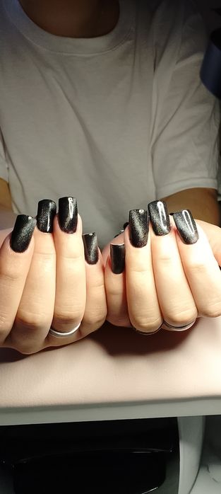 Манікюр та нарощування нігтів