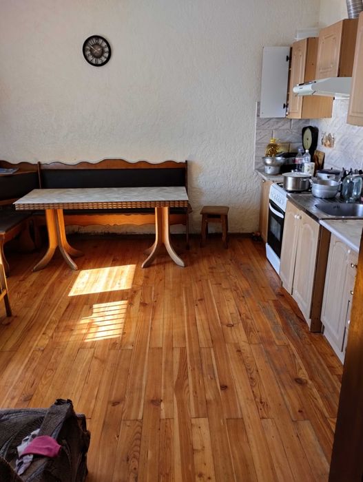 Будинок з приміщенням та обладнанням для шиномонтажу