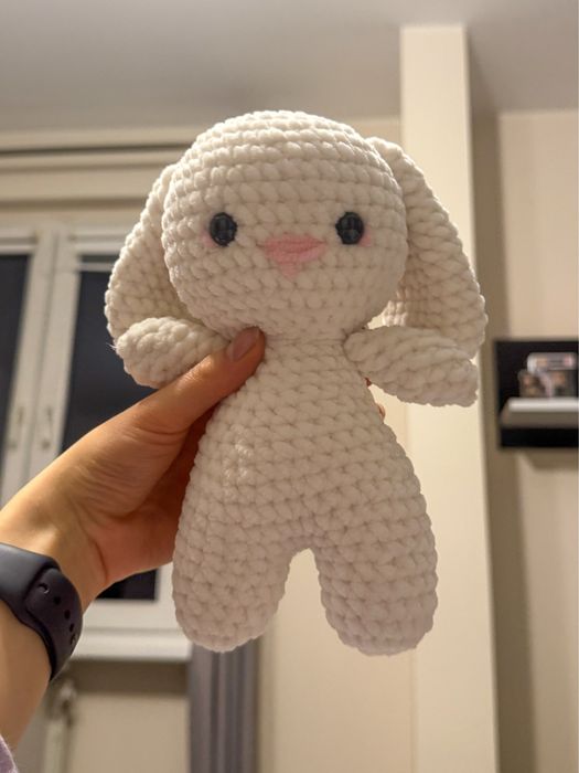 recznie rpbiona mastkotka krolik na szydełku stan idealny