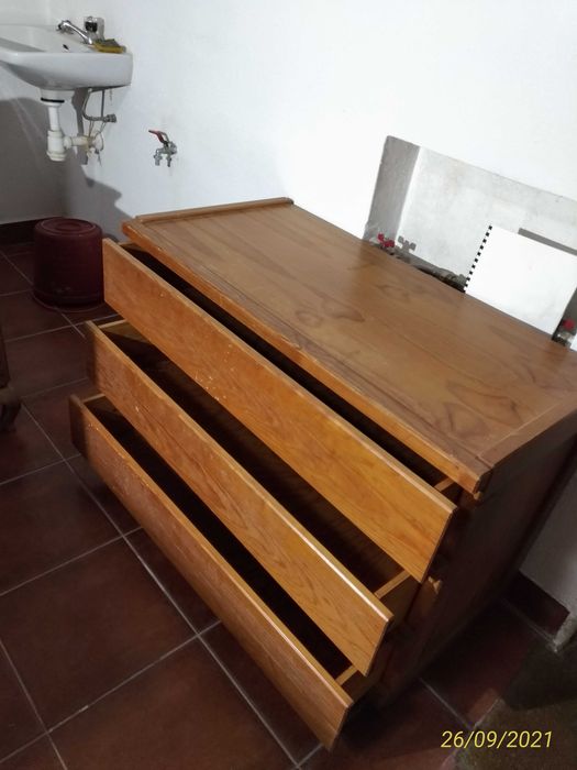 Cómoda  de  pinho