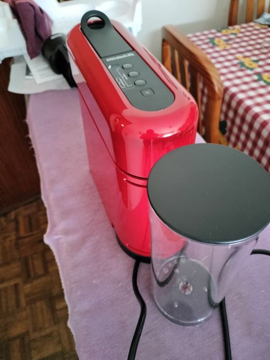 Máquina de café Nespresso essenza plus Delonghi