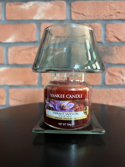Mała świeczka Yankee Candle Vibrant Saffron + klosz z podstawką