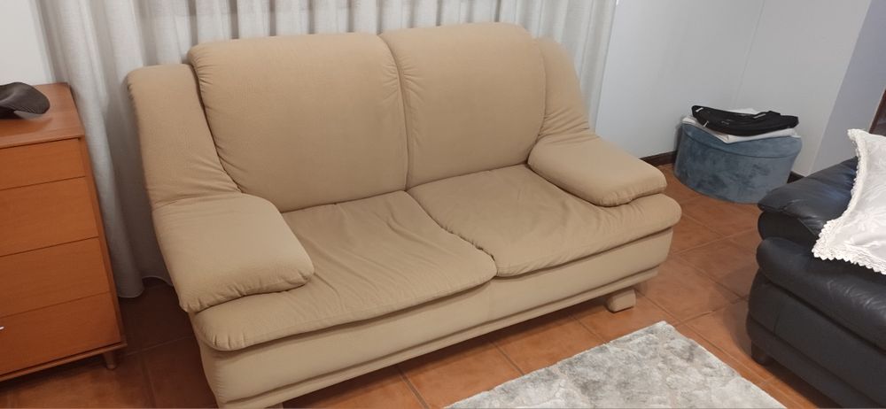 Sofá de dois lugares