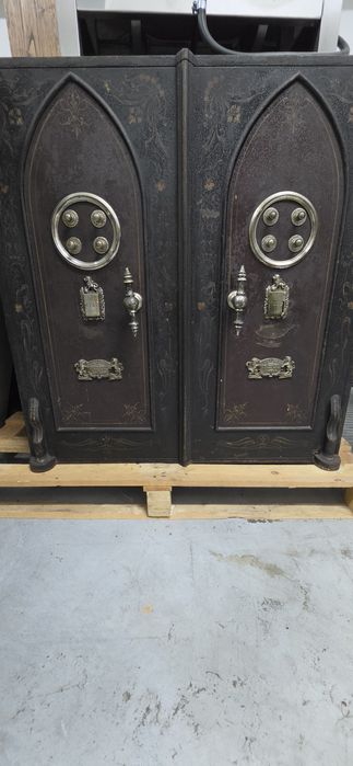 Cofre antigo de duas portas