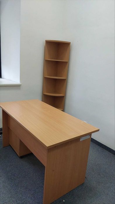 Dwa biurka i regał