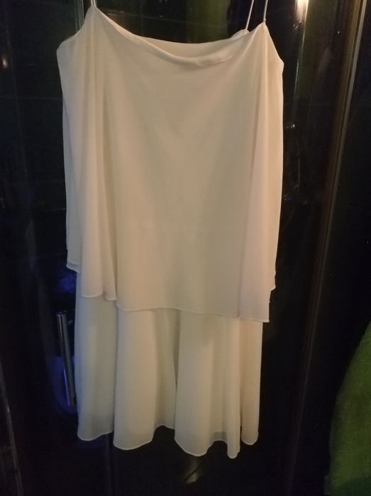 Bluzka biała na cieniutkich ramiączkach ,uniwersalna.