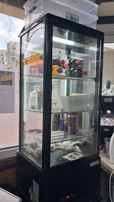 Холодильна вітрина для десертів