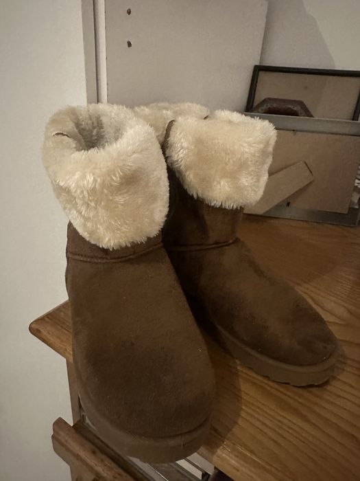 Pantufas castanhas com pelo