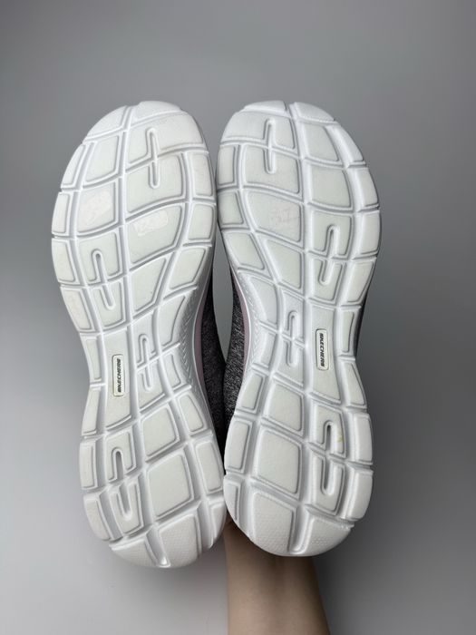 41р. Кросівки жіночі Skechers Summits