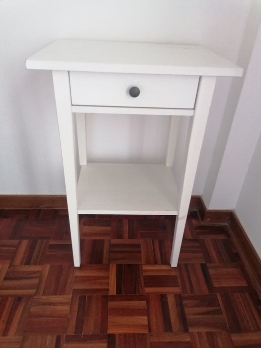 HEMNES Bedside table, white stain, 46x35 cm

Usado com marcas. Apenas