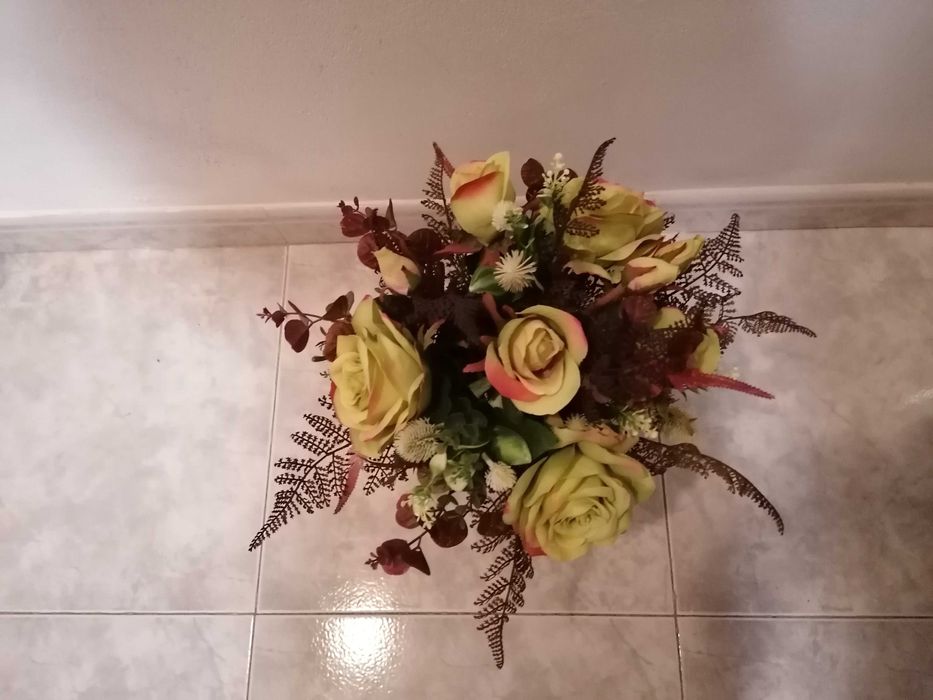 Arranjo de flores artificiais em taça dourada