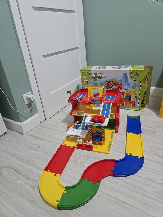 WADER Garaż Serwis z drogą 3 poziomy 50470 Zabawka dla dzieci + 2 autk