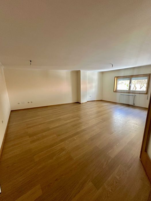 Arrenda-se T3 com Garagem / 150m2 em pleno centro de Bragança