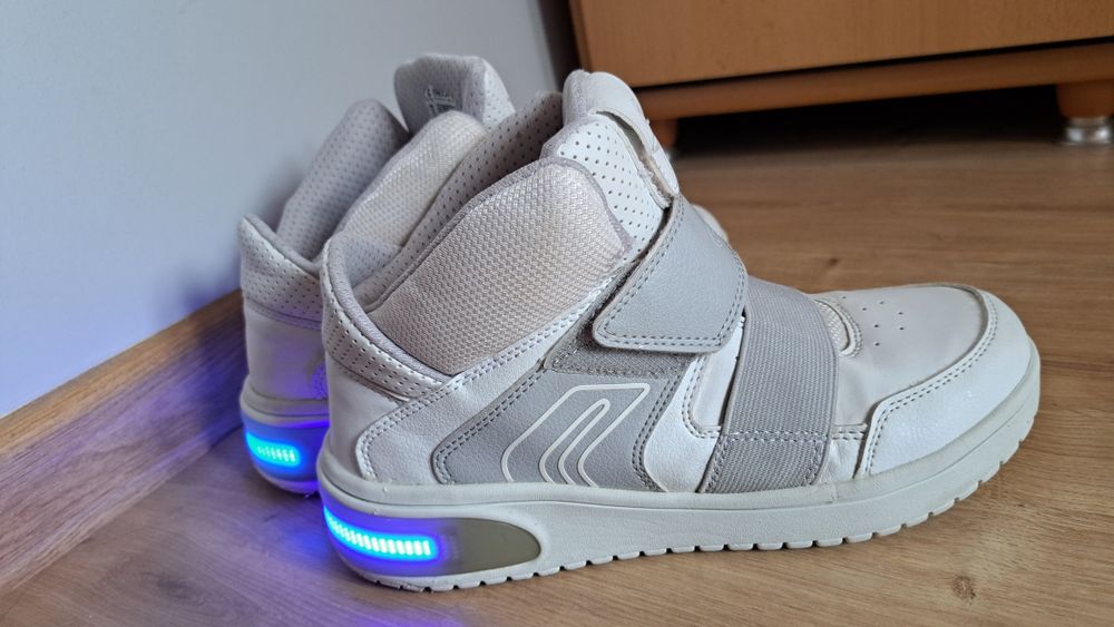 Buty spotowe Geox z podświetleniem LED r. 36