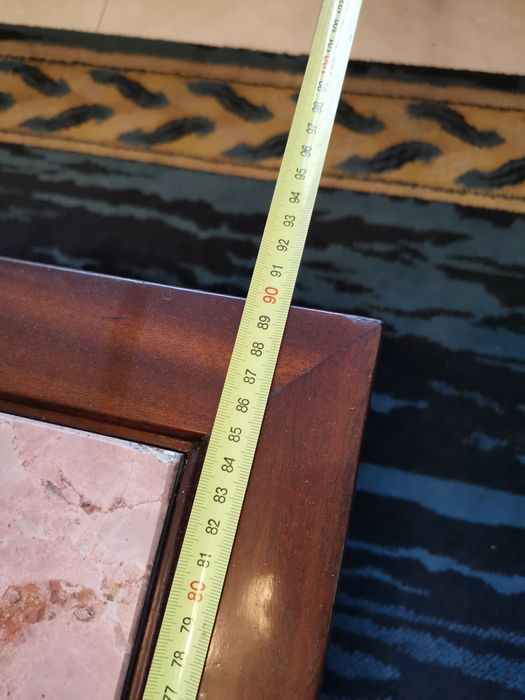 Mesa de centro classica com tampo em pedra