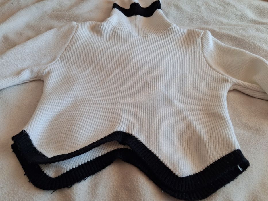 Camisola branca com detalhes pretos