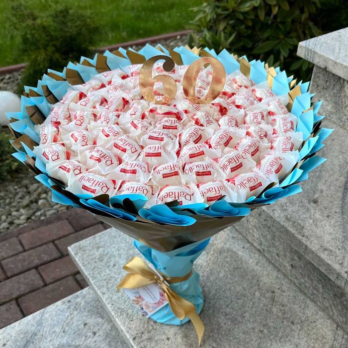 Słodki bukiet z Raffaello 60 szt. Prezent na 60 urodziny. Ślub