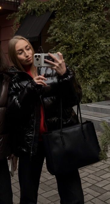 жіночий лаковий пуховик у чорному кольорі