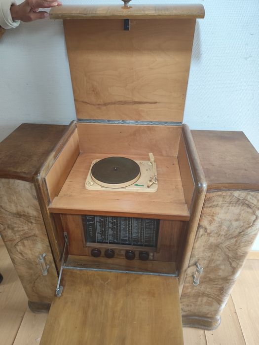 Móvel antigo com radio e gira discos