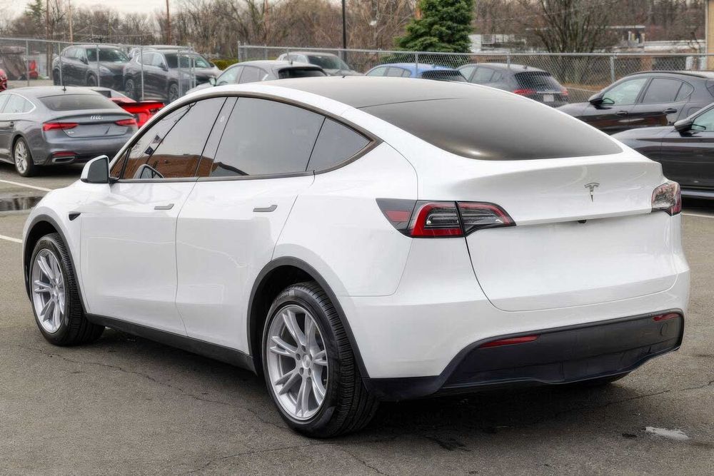 Tesla Model Y      2023