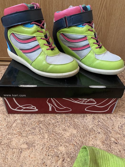 Женские кроссовки на танкетке