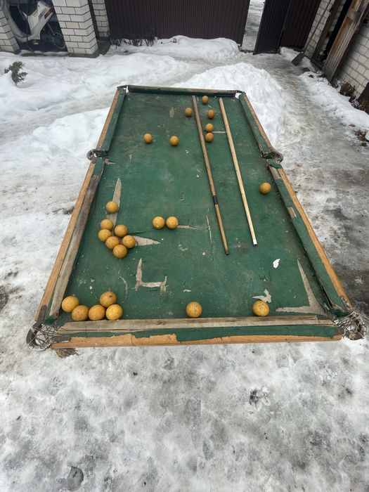 Більярдний стіл.