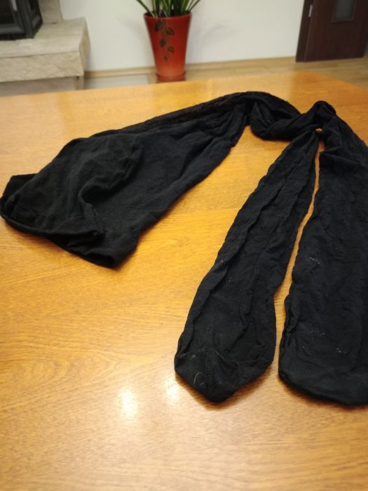 Używane czarne rajstopy modelujące.