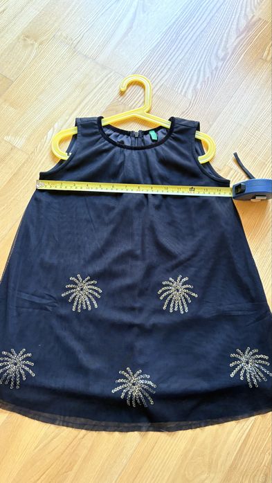Sukieneczka wieczorowa Benetton rozmiar 110 cm