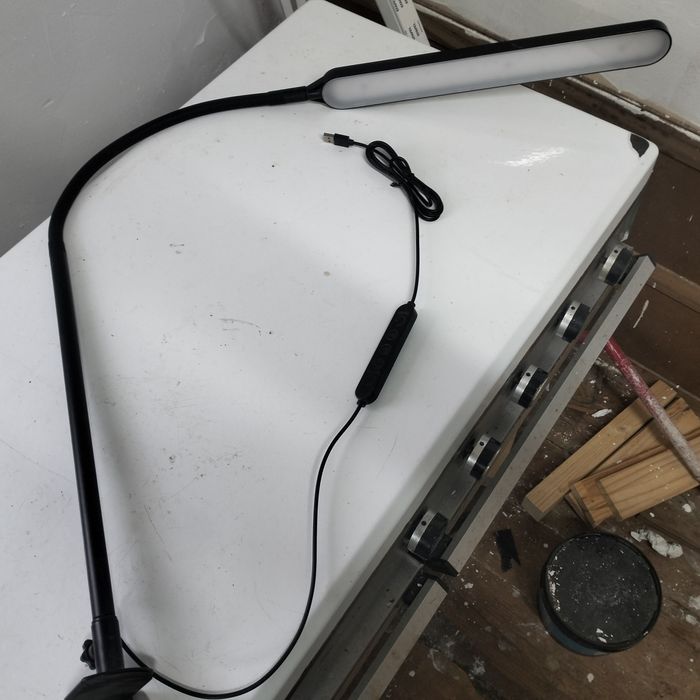 Candeeiro de secretaria luz led e fixação à mesa