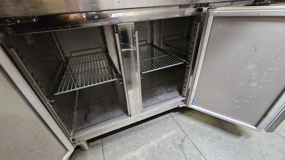 Lodówka 3-drzwiowa Stalgast 842045V02 z blatem