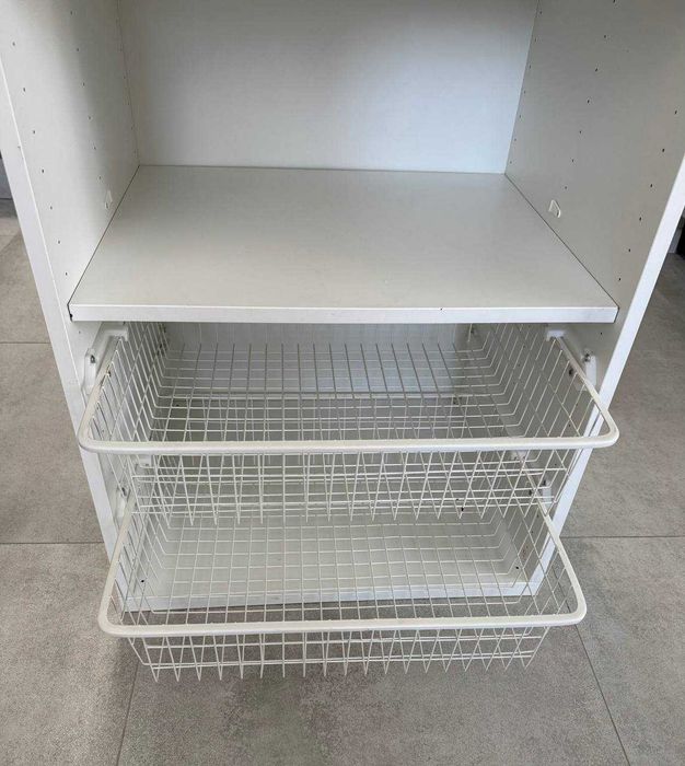 Regał IKEA z półkami