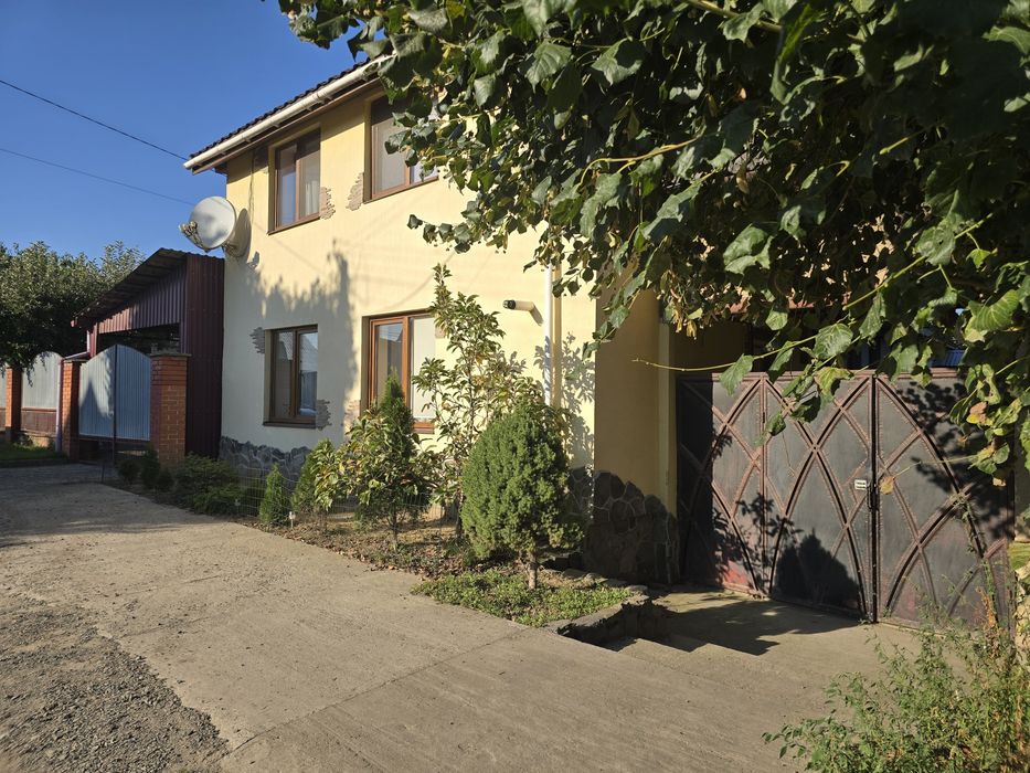 Продаж будинку-напівособняка розташований в спокійному районі міста