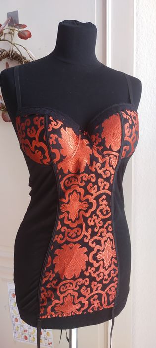 Piękny gorset zdobiony