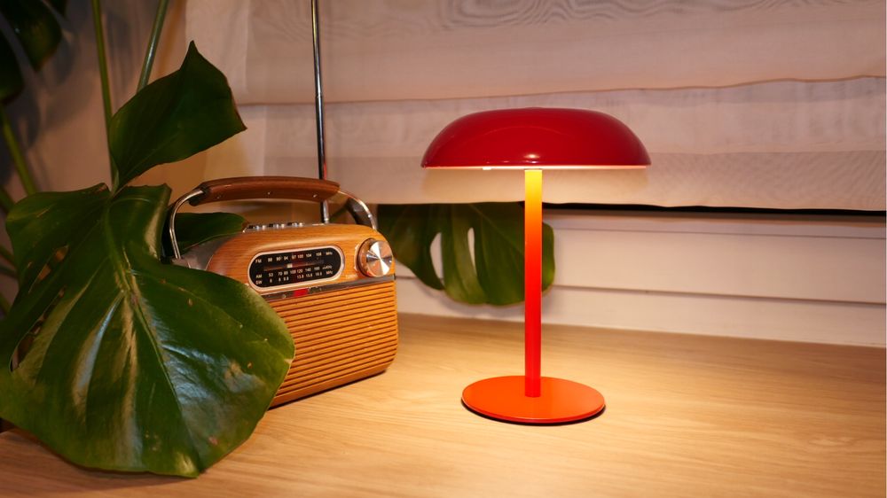 Mała lampka stojąca czerwona