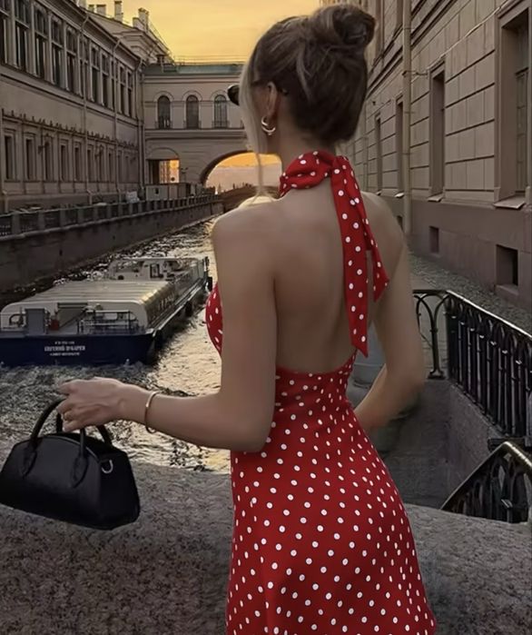 Червона сукня в горошок