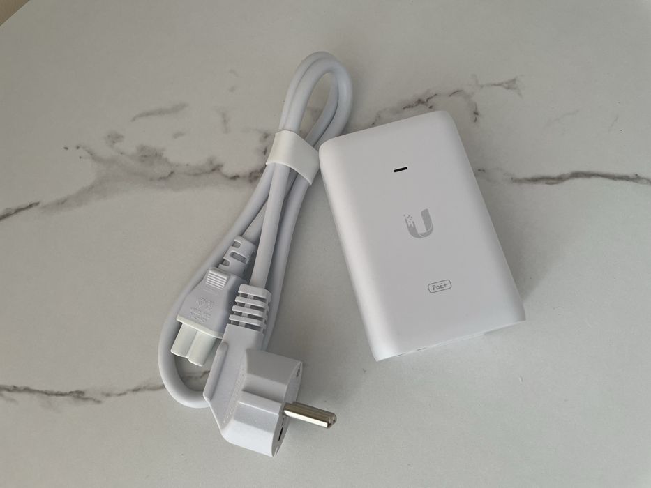 Nowy adapter PoE+ Ubiquiti z kablem zasilającym – stan idealny